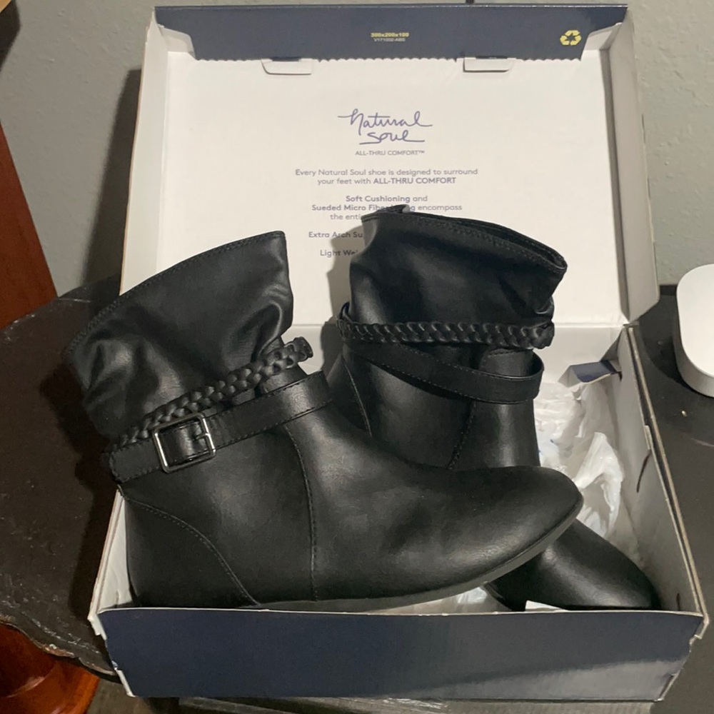 Flat booties